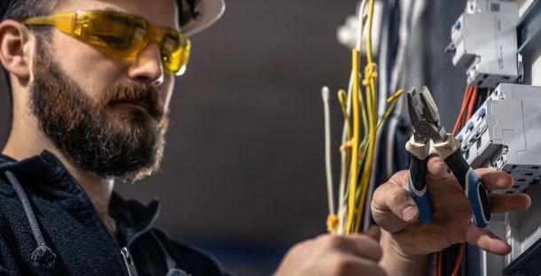 Storingstechnieker bij een Cementproductiebedrijf